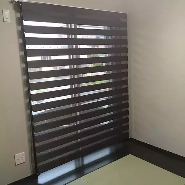 「いろいろな目的で使える！ニトリのロールスクリーンがあるお部屋」の画像