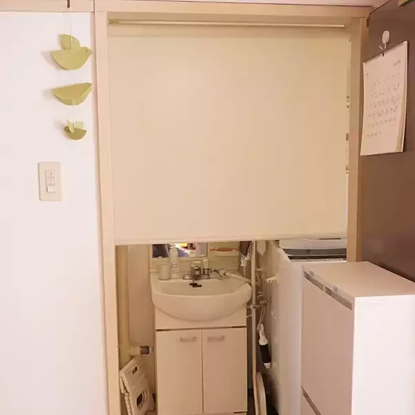 「いろいろな目的で使える！ニトリのロールスクリーンがあるお部屋」の画像