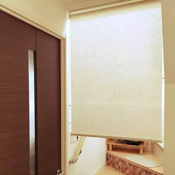 「いろいろな目的で使える！ニトリのロールスクリーンがあるお部屋」の画像