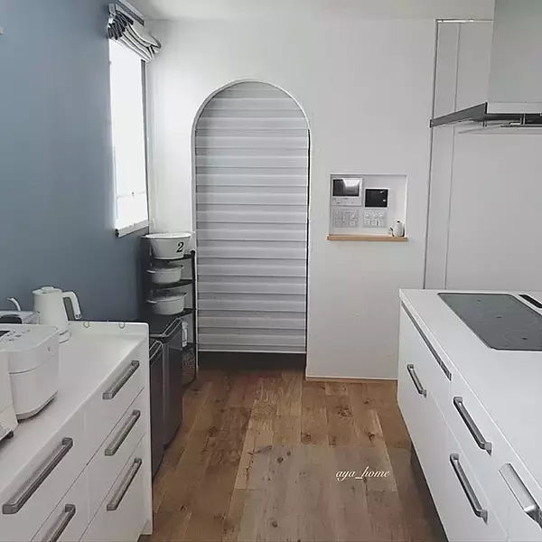 「いろいろな目的で使える！ニトリのロールスクリーンがあるお部屋」の画像