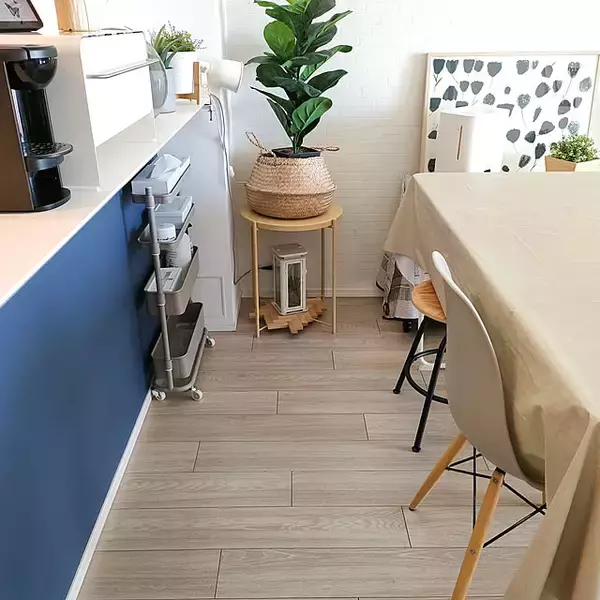 「カウンター下は収納場所に最適！スペースに合うアイテムを活用した収納アイデア6選」の画像