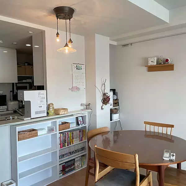 「カウンター下は収納場所に最適！スペースに合うアイテムを活用した収納アイデア6選」の画像