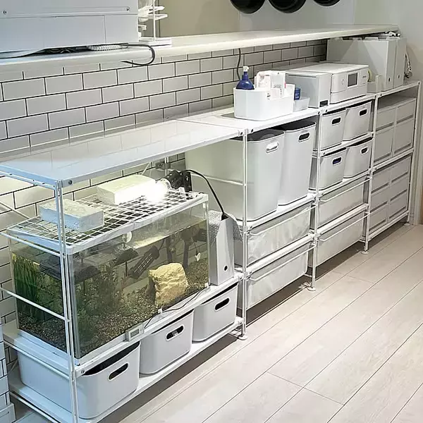 「カウンター下は収納場所に最適！スペースに合うアイテムを活用した収納アイデア6選」の画像