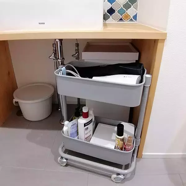 「カウンター下は収納場所に最適！スペースに合うアイテムを活用した収納アイデア6選」の画像