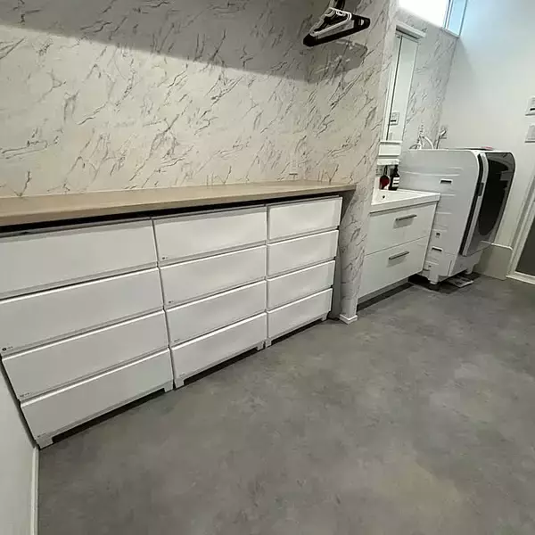 「カウンター下は収納場所に最適！スペースに合うアイテムを活用した収納アイデア6選」の画像