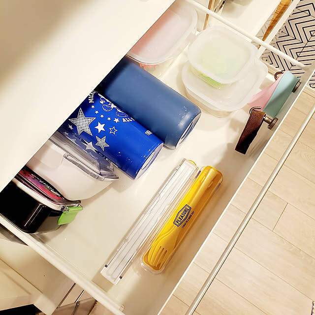 転がったり倒れたりもしづらい！ストレス知らずの水筒収納のアイデア