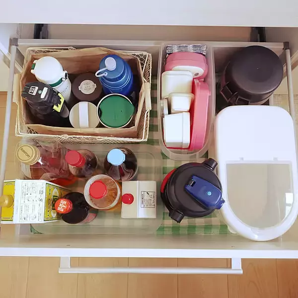 「転がったり倒れたりもしづらい！ストレス知らずの水筒収納のアイデア」の画像