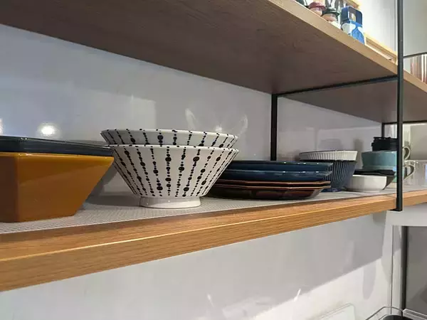 「「収納力と機能性を奥に秘めた、シックな壁付I型キッチン」 by han-aさん」の画像