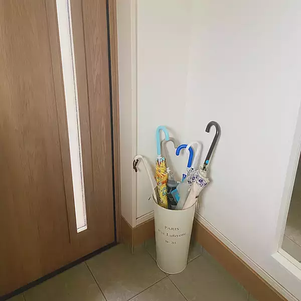 「玄関に置くと気分が上がる！見た目と実用性を両立した傘立てをご紹介」の画像