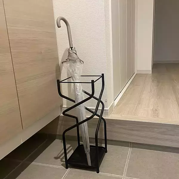 「玄関に置くと気分が上がる！見た目と実用性を両立した傘立てをご紹介」の画像