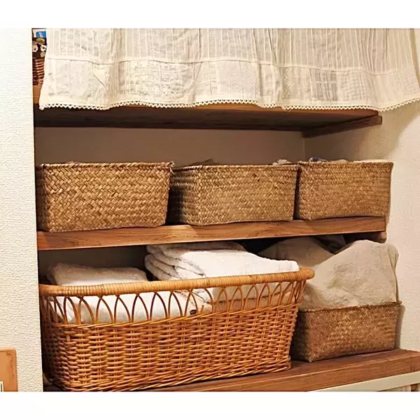 「いつでも気持ちよく取り出せる！バスタオル収納をキレイに整えるコツ10選」の画像