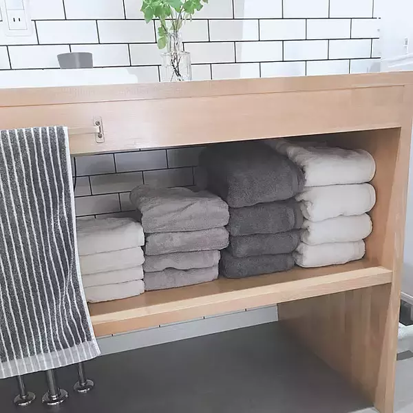 「いつでも気持ちよく取り出せる！バスタオル収納をキレイに整えるコツ10選」の画像