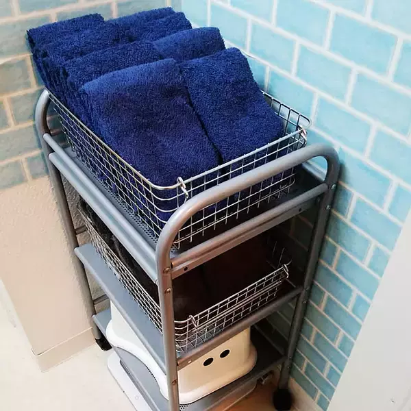 「いつでも気持ちよく取り出せる！バスタオル収納をキレイに整えるコツ10選」の画像