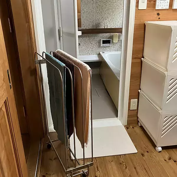 「いつでも気持ちよく取り出せる！バスタオル収納をキレイに整えるコツ10選」の画像