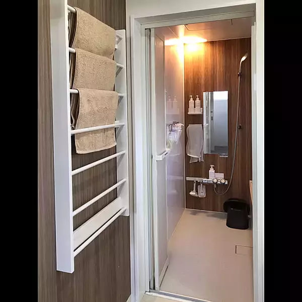 「いつでも気持ちよく取り出せる！バスタオル収納をキレイに整えるコツ10選」の画像