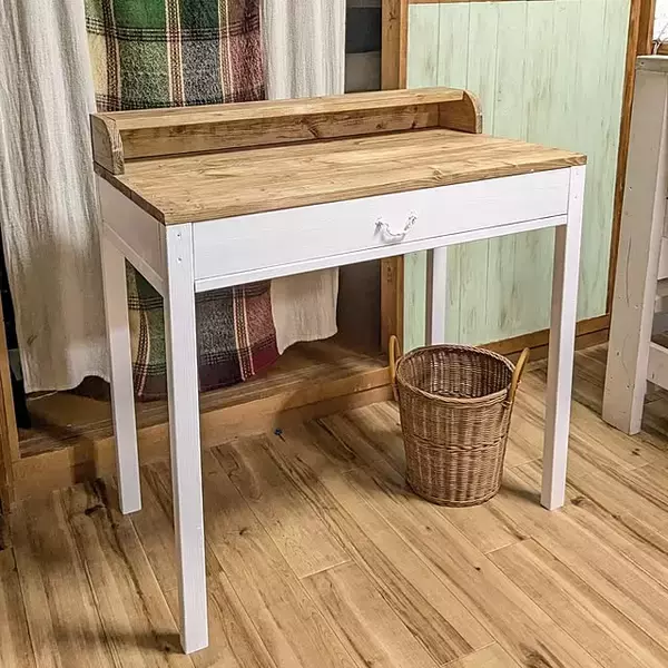 「DIYならサイズもデザインも思いのまま！世界にひとつの手作りデスクアイデア」の画像