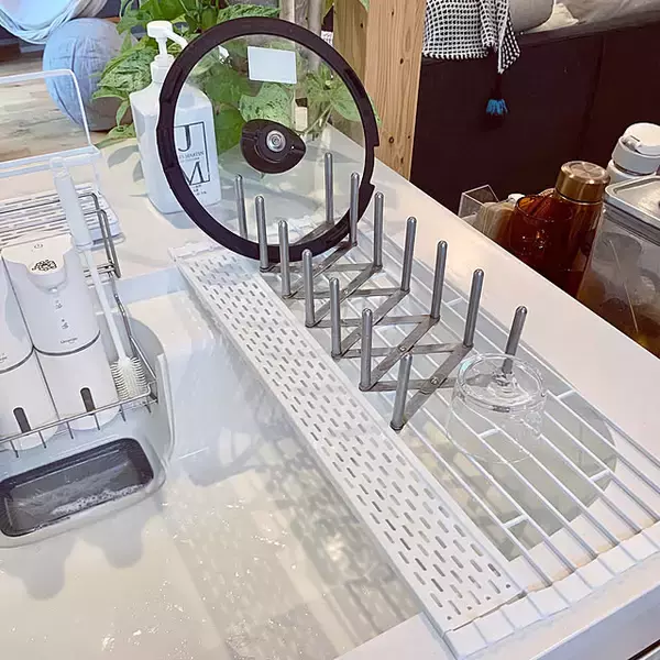 「キッチンを広く賢く使うなら！水切りカゴを使わないアイデアをチェック」の画像