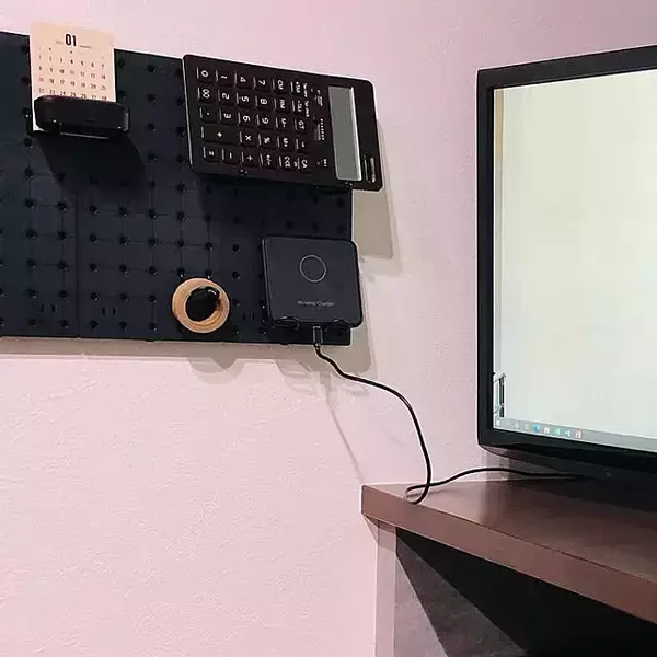 「自分だけの使いやすい壁面収納が作れる！ダイソーのパンチングボード活用術」の画像