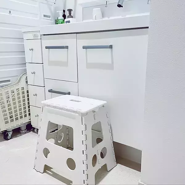 「家中の高いところを攻略！便利アイテムを活用した高所掃除のコツ」の画像