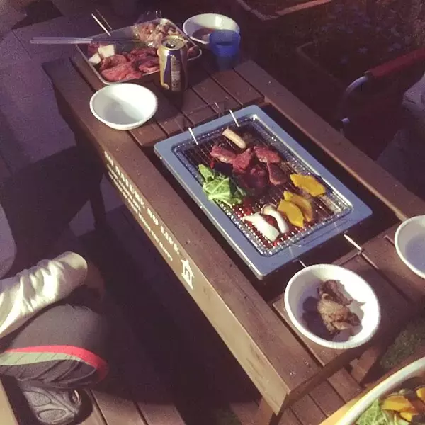 「出かけなくてもアウトドア気分を♪おうちBBQで気分を上げる」の画像