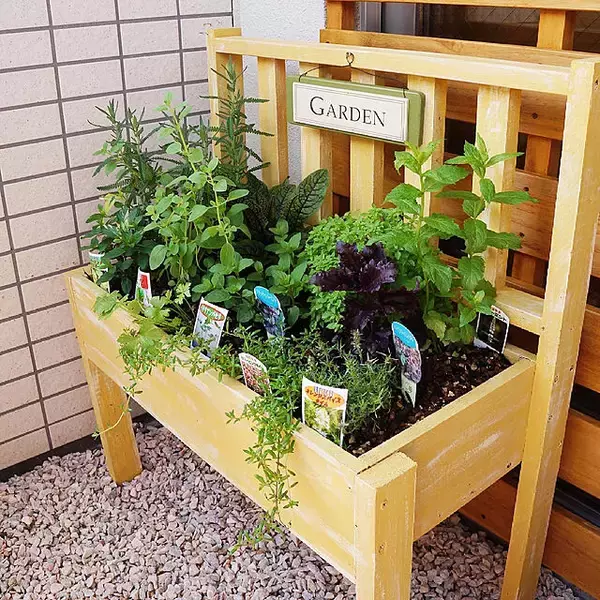 「おうち時間の充実度がアップ！ベランダDIYで作る、快適なくつろぎ空間」の画像
