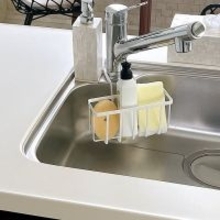 手に取りやすく邪魔にならず、水切れのよさも◎毎日の食器洗いが快適になるキッチンスポンジの置き方6選