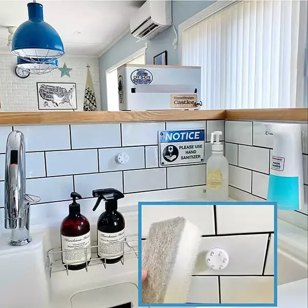 「手に取りやすく邪魔にならず、水切れのよさも◎毎日の食器洗いが快適になるキッチンスポンジの置き方6選」の画像