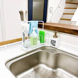 「手に取りやすく邪魔にならず、水切れのよさも◎毎日の食器洗いが快適になるキッチンスポンジの置き方6選」の画像4