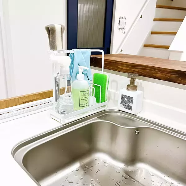 「手に取りやすく邪魔にならず、水切れのよさも◎毎日の食器洗いが快適になるキッチンスポンジの置き方6選」の画像