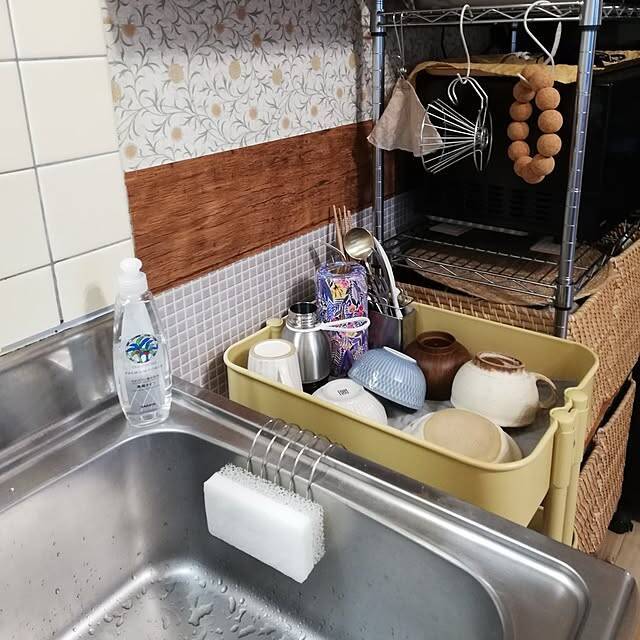 手に取りやすく邪魔にならず、水切れのよさも◎毎日の食器洗いが快適になるキッチンスポンジの置き方6選