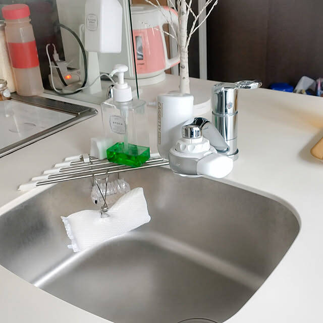 手に取りやすく邪魔にならず、水切れのよさも◎毎日の食器洗いが快適になるキッチンスポンジの置き方6選