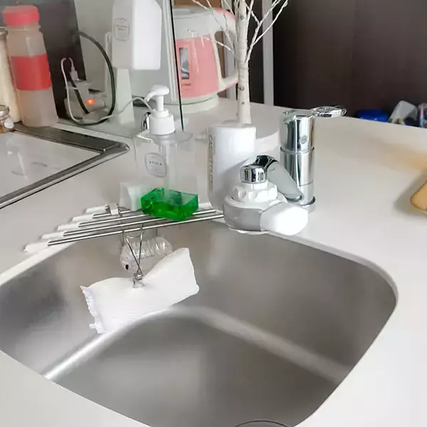 「手に取りやすく邪魔にならず、水切れのよさも◎毎日の食器洗いが快適になるキッチンスポンジの置き方6選」の画像