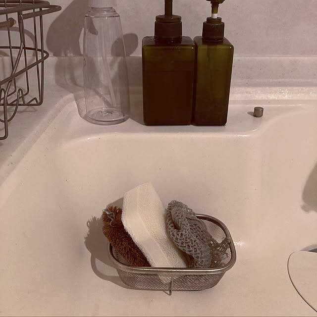 手に取りやすく邪魔にならず、水切れのよさも◎毎日の食器洗いが快適になるキッチンスポンジの置き方6選