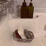 「手に取りやすく邪魔にならず、水切れのよさも◎毎日の食器洗いが快適になるキッチンスポンジの置き方6選」の画像7