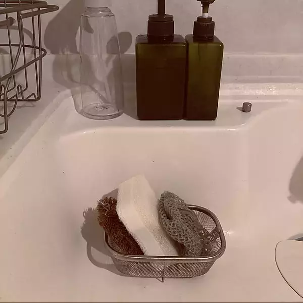 「手に取りやすく邪魔にならず、水切れのよさも◎毎日の食器洗いが快適になるキッチンスポンジの置き方6選」の画像