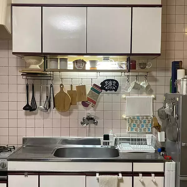 「セリアのアイテムで収納作りも模様変えも♪キッチンDIYアイデア6選」の画像