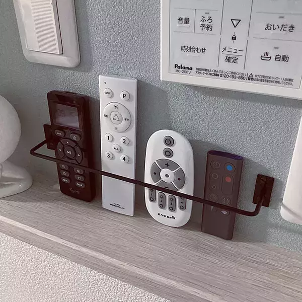「置きっぱなしも迷子の悩みも解消！リモコンの置き場所と収納の工夫」の画像