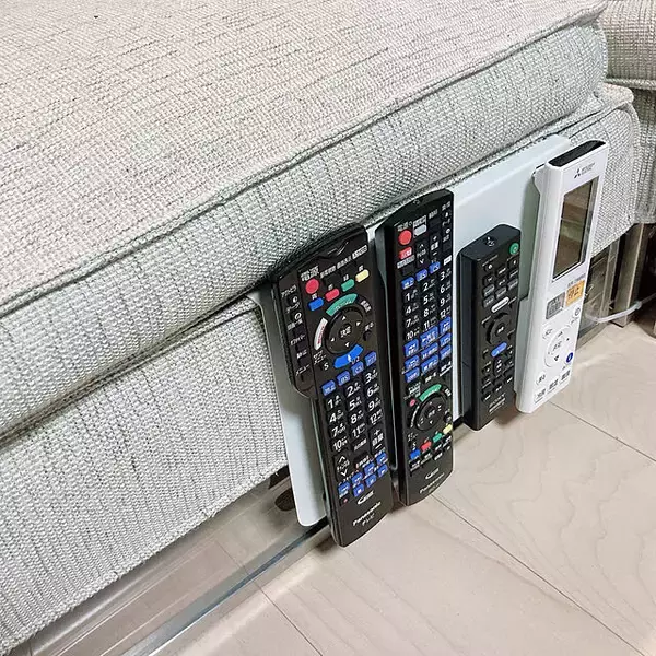 「置きっぱなしも迷子の悩みも解消！リモコンの置き場所と収納の工夫」の画像