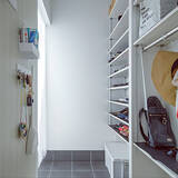 「使いやすさ満点！家事や整理整頓がはかどるウォークスルー収納の作り方」の画像3