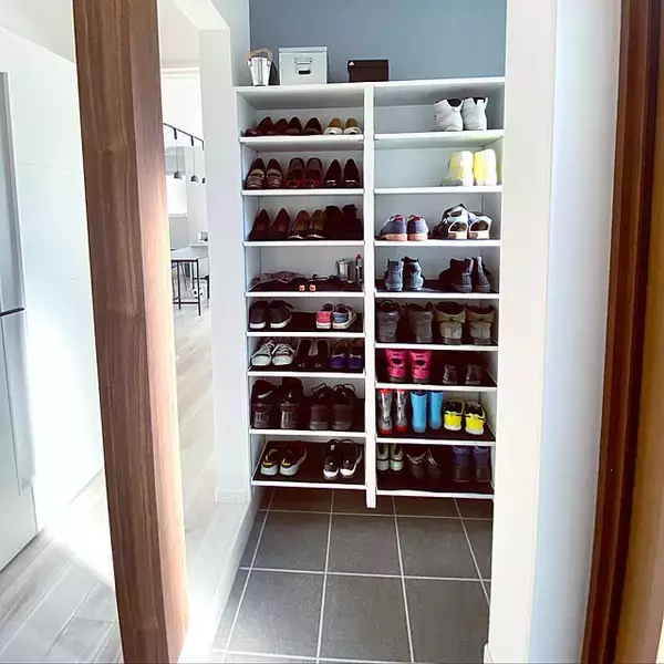 「使いやすさ満点！家事や整理整頓がはかどるウォークスルー収納の作り方」の画像