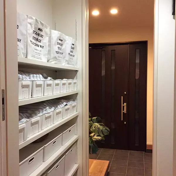 「使いやすさ満点！家事や整理整頓がはかどるウォークスルー収納の作り方」の画像