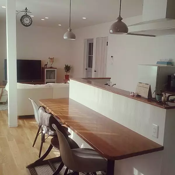 「お部屋の形を最大限に活かして広々した生活を実現。縦長リビングの使い方10選」の画像