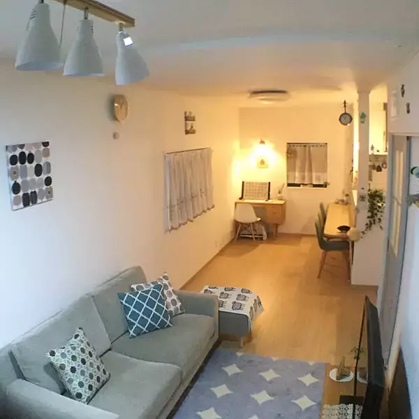 「お部屋の形を最大限に活かして広々した生活を実現。縦長リビングの使い方10選」の画像