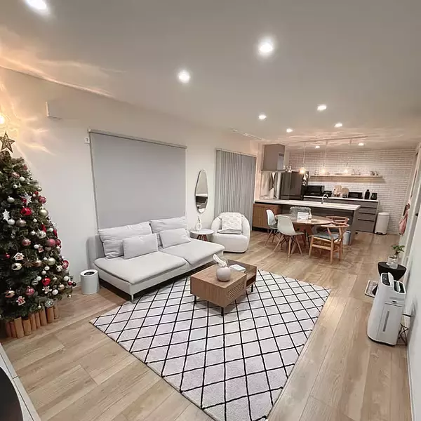 「お部屋の形を最大限に活かして広々した生活を実現。縦長リビングの使い方10選」の画像