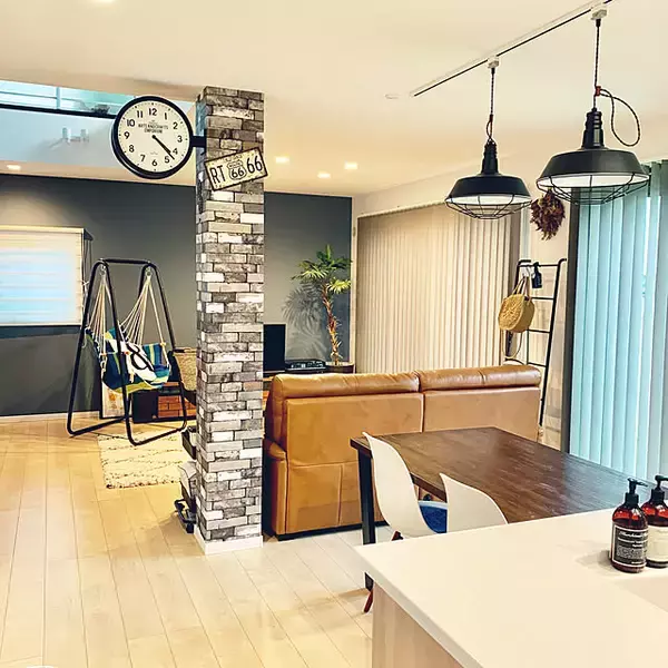 「お部屋の形を最大限に活かして広々した生活を実現。縦長リビングの使い方10選」の画像