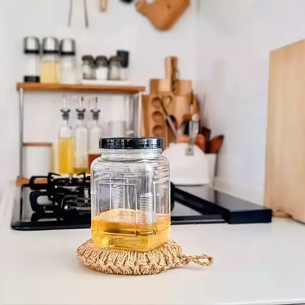 「透明感で暮らしを洗練♪セリアのガラス瓶を活用するDIYアイデア」の画像
