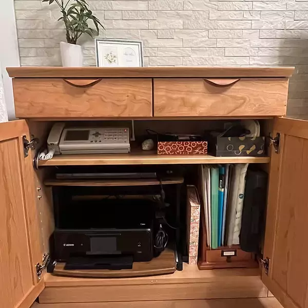 「使う頻度や置くスペースに合わせて収納♪デスク周りやリビングでのプリンターの置き方6選」の画像