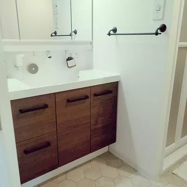 「今すぐ真似したいアイデア満載！洗面所のリメイク実例集」の画像