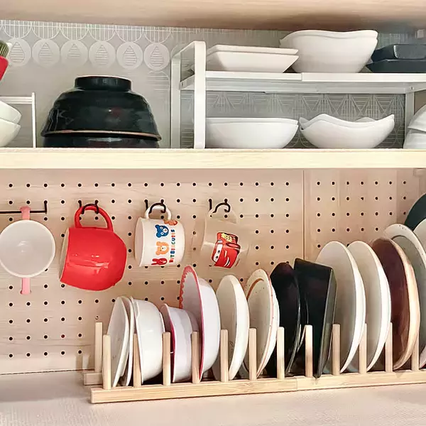「ごちゃつく食器がすっきり片付く！IKEAアイテムで叶える収納アイデア7選」の画像