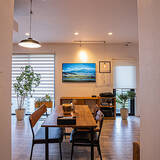 「空間を広々見せつつ映像を見やすくする工夫。設置方法別テレビの配置10選」の画像1